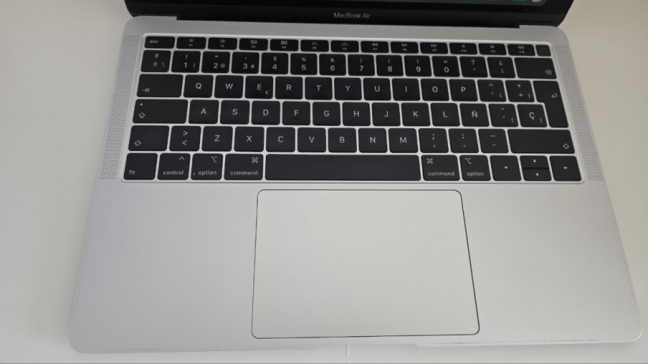 MacBook Air 13” in sehr gutem Zustand, funktioniert einwandfrei.