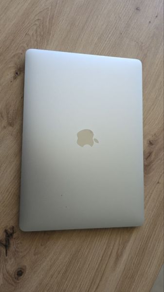 MacBook Air 13” in sehr gutem Zustand, funktioniert einwandfrei.