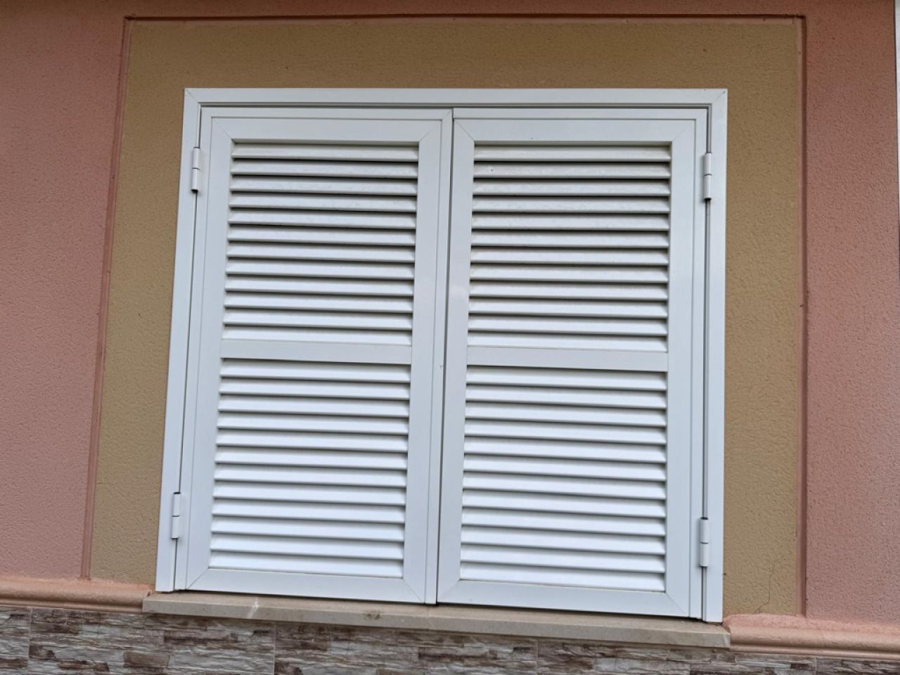 Mallorca aluminum shutter white