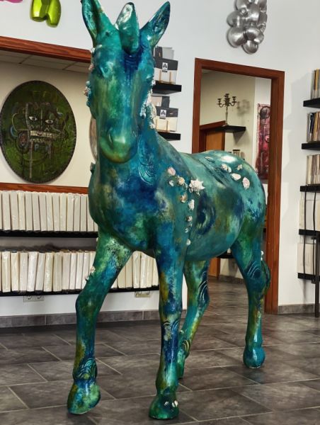 El caballo de Margo Murashko de Atlantis - ahora solo en At Kinsky Art & Living en Port Andratx