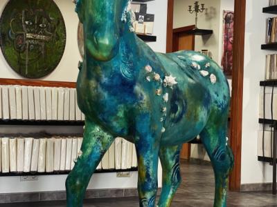 El caballo de Margo Murashko de Atlantis - ahora solo en At Kinsky Art & Living en Port Andratx