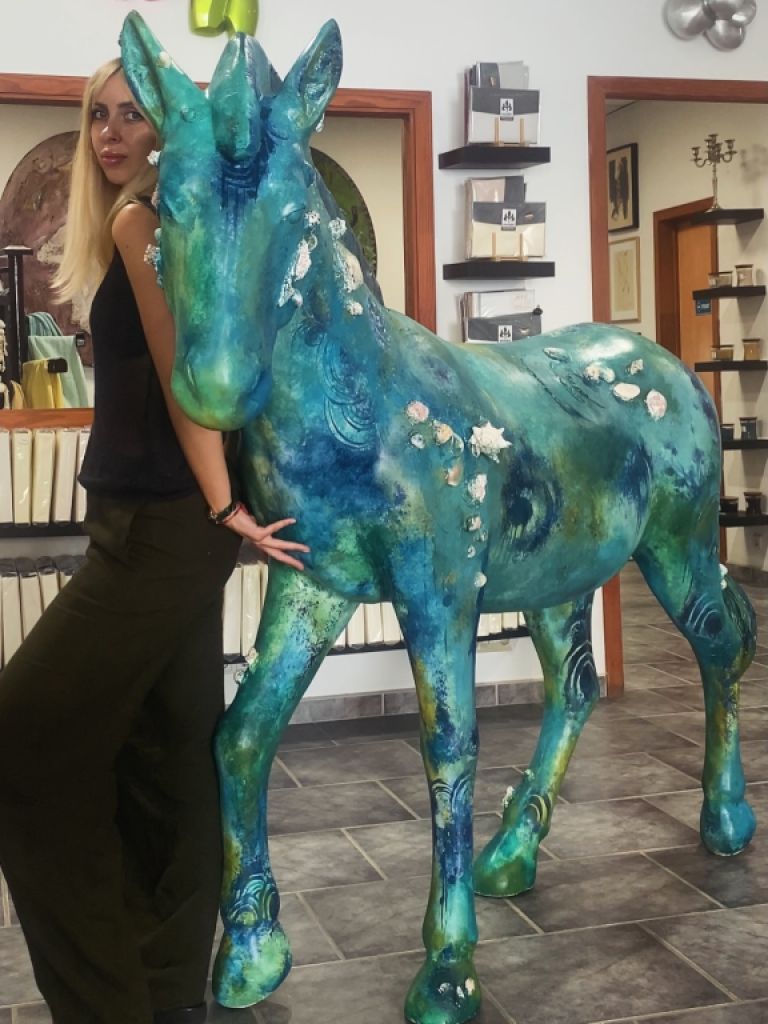 El caballo de Margo Murashko de Atlantis - ahora solo en At Kinsky Art & Living en Port Andratx