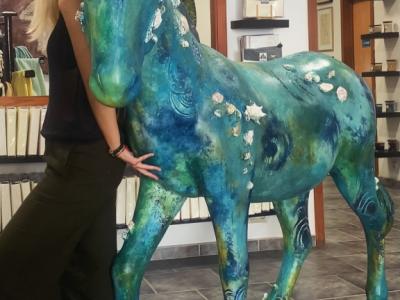 El caballo de Margo Murashko de Atlantis - ahora solo en At Kinsky Art & Living en Port Andratx