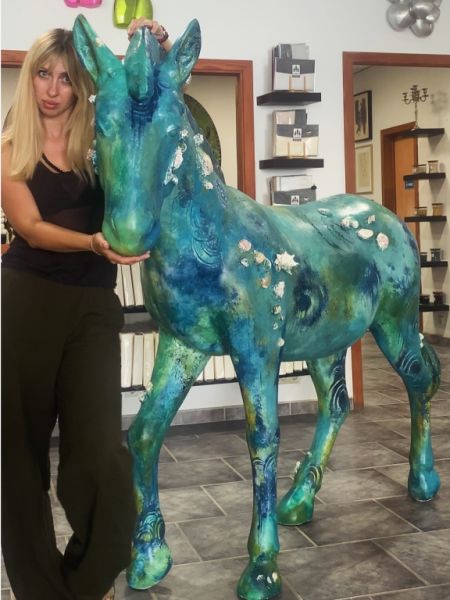 El caballo de Margo Murashko de Atlantis - ahora solo en At Kinsky Art & Living en Port Andratx