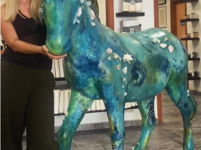 El caballo de Margo Murashko de Atlantis - ahora solo en At Kinsky Art & Living en Port Andratx