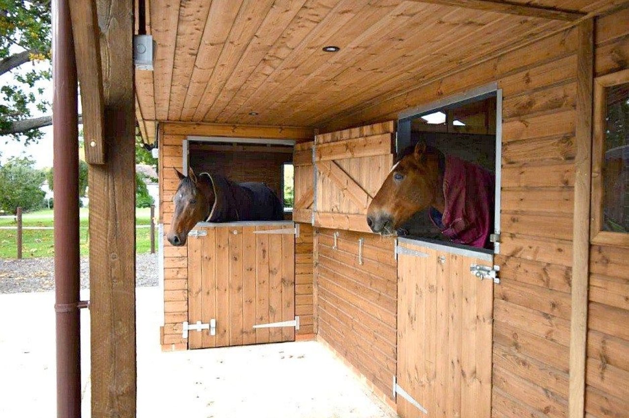 Maßgeschneiderte Pferdeboxen und Stallungen