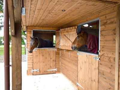 Maßgeschneiderte Pferdeboxen und Stallungen
