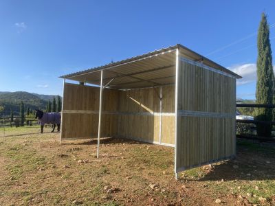 Maßgeschneiderte Pferdeboxen und Stallungen