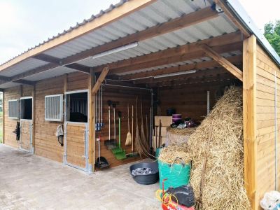 Maßgeschneiderte Pferdeboxen und Stallungen