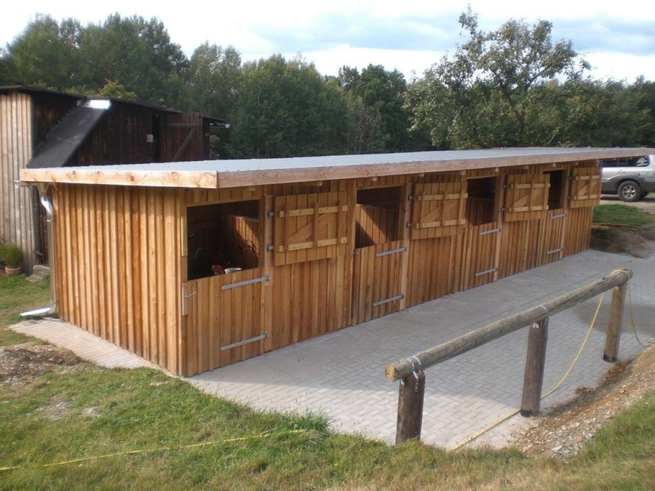 Maßgeschneiderte Pferdeboxen und Stallungen
