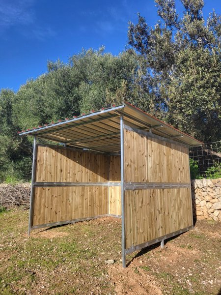 Maßgeschneiderte Pferdeboxen und Stallungen