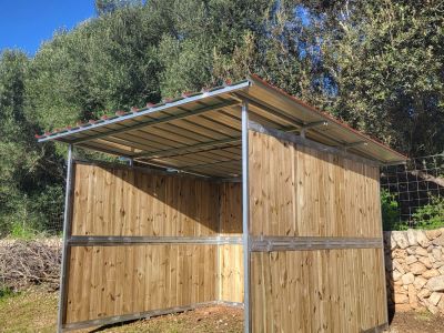 Maßgeschneiderte Pferdeboxen und Stallungen