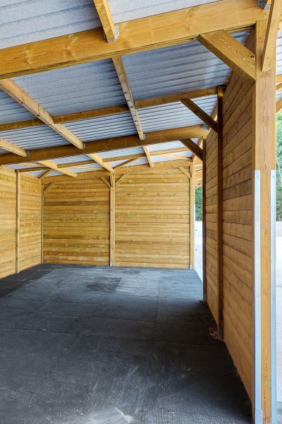 Maßgeschneiderte Pferdeboxen und Stallungen