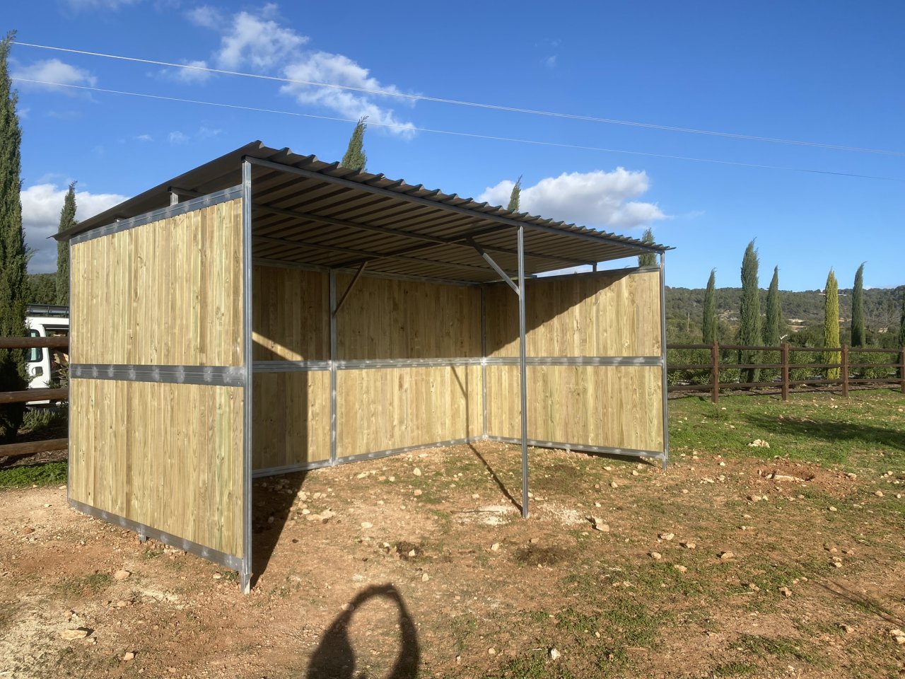 Maßgeschneiderte Pferdeboxen und Stallungen