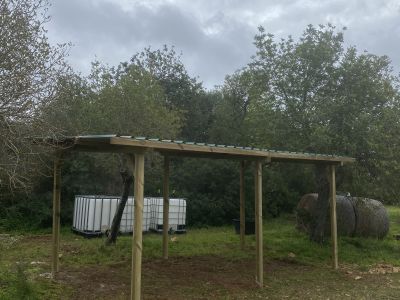 Maßgeschneiderte Pferdeboxen und Stallungen