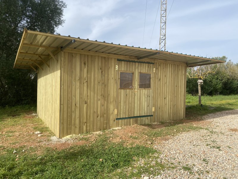 Maßgeschneiderte Pferdeboxen und Stallungen