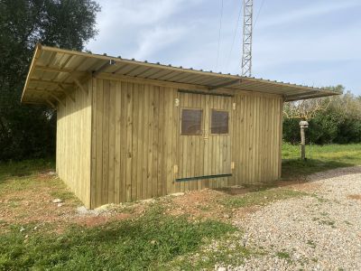 Maßgeschneiderte Pferdeboxen und Stallungen