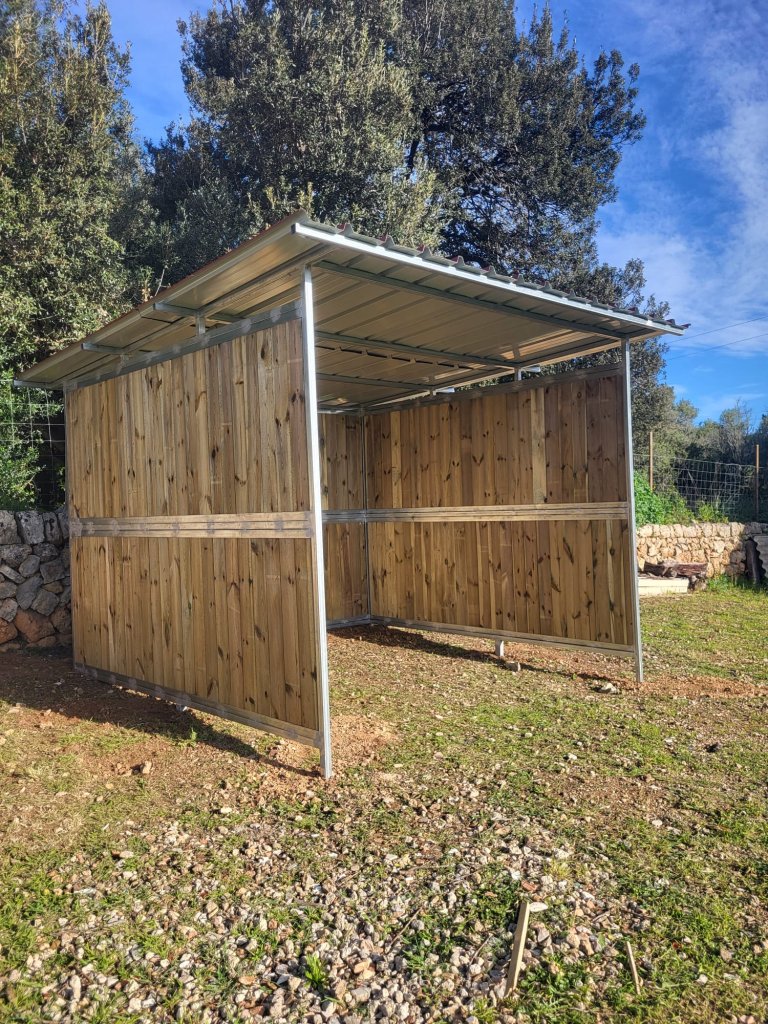 Maßgeschneiderte Pferdeboxen und Stallungen