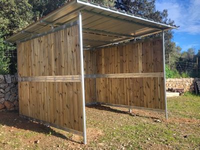 Maßgeschneiderte Pferdeboxen und Stallungen