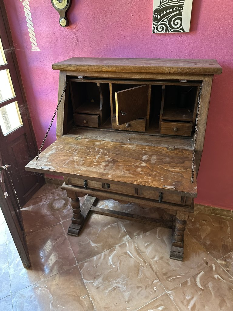 Escritorio macizo de madera tipo secreter con diversos compartimentos y cajones