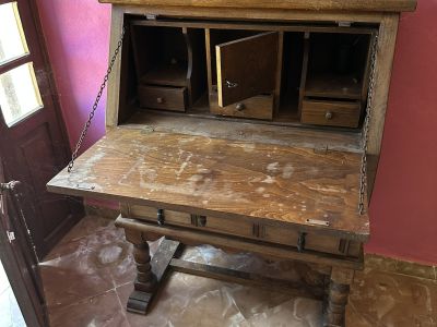 Massiver Holz-Sekretär mit diversen Fächern und Schubladen