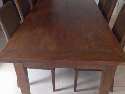 Massiver Holztisch mit 6 Stühle