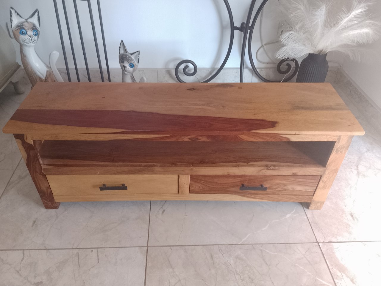 Massives TV-Board aus Sheesham-Holz