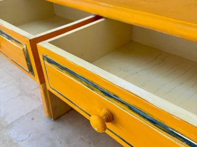 Massivholz-Schreibtisch / Konsolentisch in Orangegelb mit blau (Vintage / Shabby Chic)