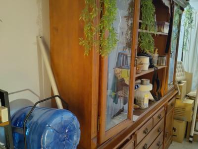 Massivholz Wohnzimmerschrank / Vitrine – sehr groß – zweiteilig