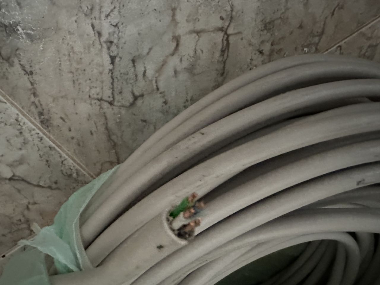 mehradriges Starkstromkabel.  Genauer gesagt:   Ein 5-adriges Installationskabel(Drehstromkabel)