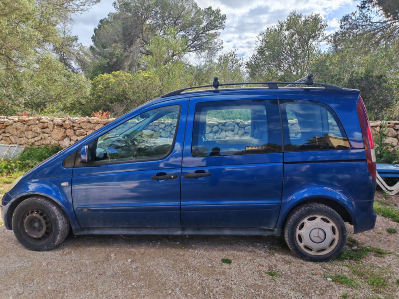 Mercedes Benz Vaneo diésel, 08/2004, 91 CV, ITV hasta 09.12.26, azul, enganche de remolque - 990 € negociable