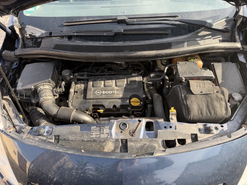 Meriva B, año 2011, 156.000 km, ITV hasta 10/26, avería de motor
