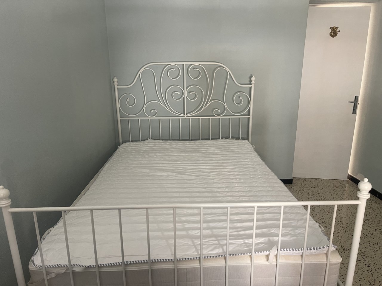 Metallbett 1,40 IKEA inkl Lattenrost, Matratze, Topper, Matratzenschoner