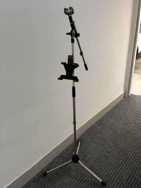 Soporte de micrófono con soporte para tablet y móvil, regulable en altura