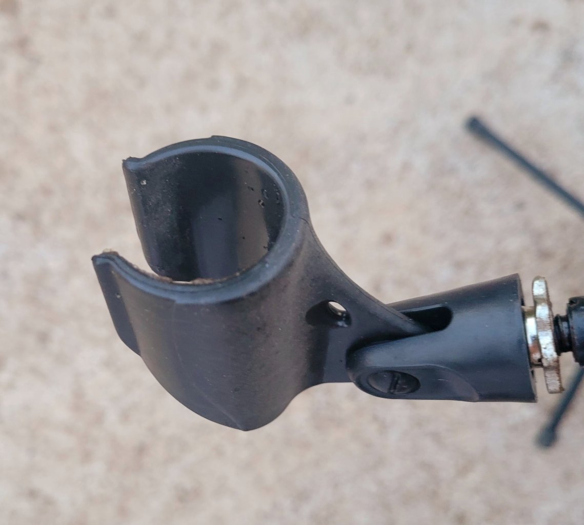 Microphone stand, sturdy and in good condition