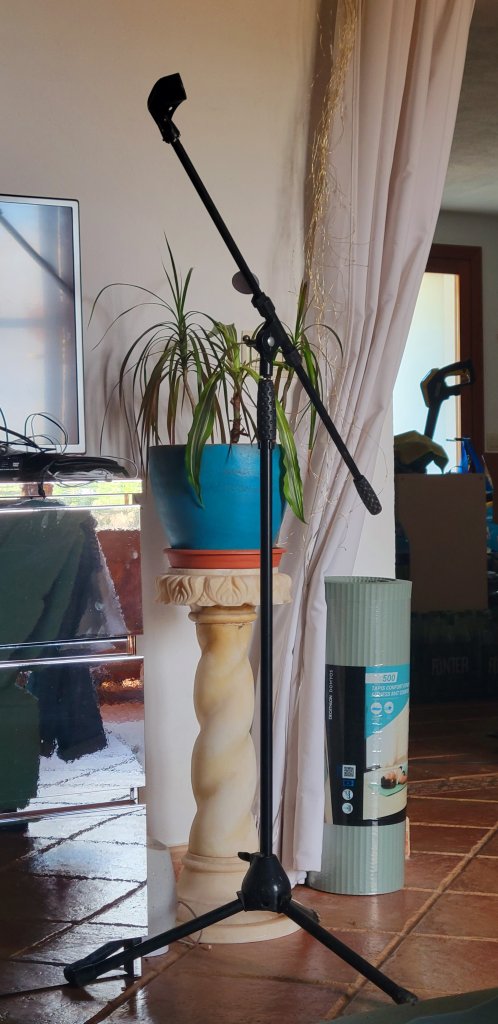 Microphone stand, sturdy and in good condition