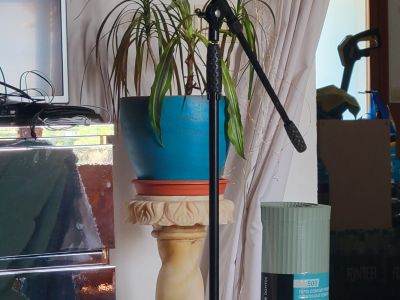 Microphone stand, sturdy and in good condition
