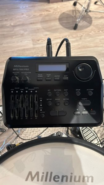 Millenium MPS-750X Pro E-Drum Set + umfangreiches Zubehör