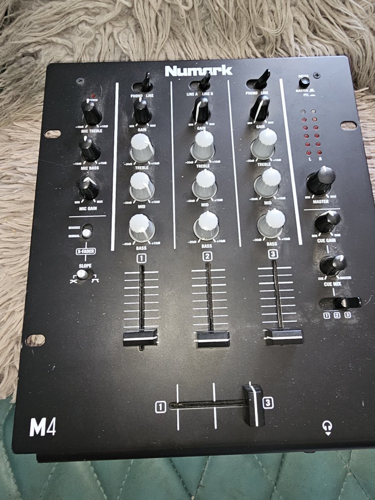 Mischpult der Marke Numark m4 Black