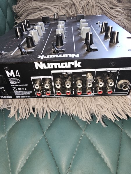Mischpult der Marke Numark m4 Black
