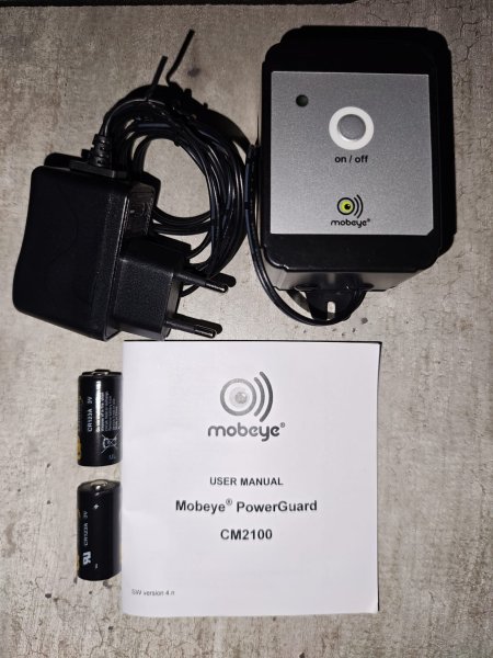 Mobeye PowerGuard CM2100, ein GSM-Stromausfallmelder mit Netzteil, Handbuch und zwei CR123A-Batterie