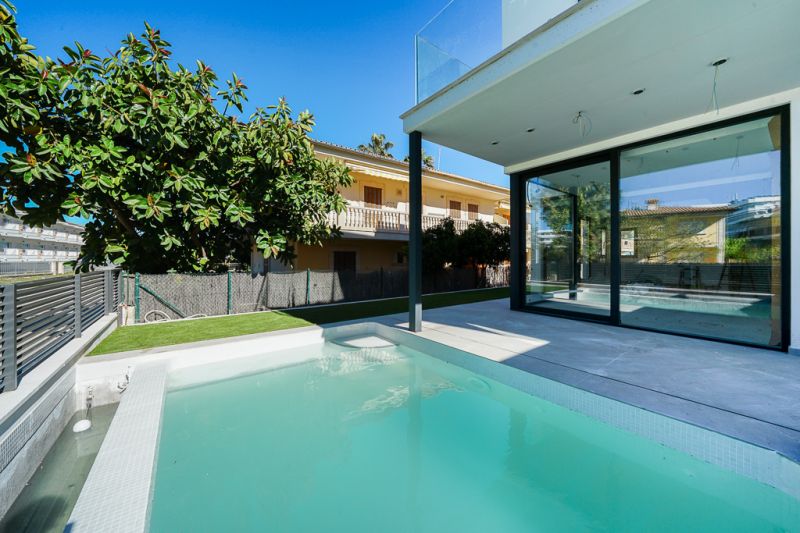 Modern semi-detached second line Puerto Alcudia