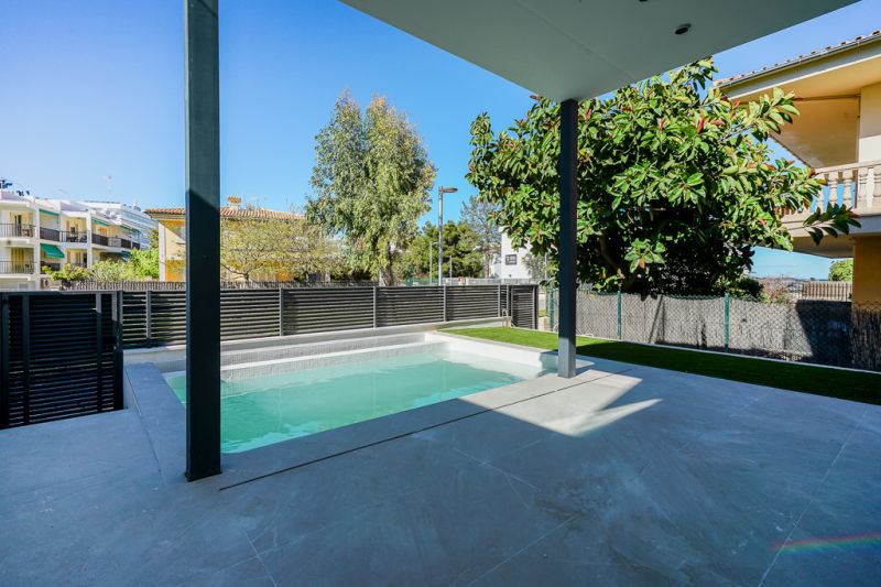 Modern semi-detached second line Puerto Alcudia