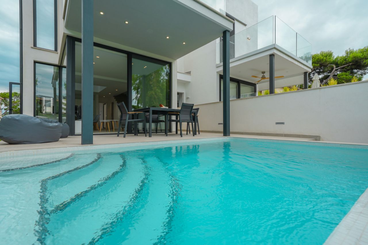 Modern semi-detached second line Puerto Alcudia