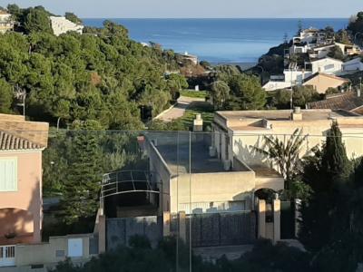 Moderne Doppelhaushälfte mit privatem Pool und Meerblick in Cala Mandia