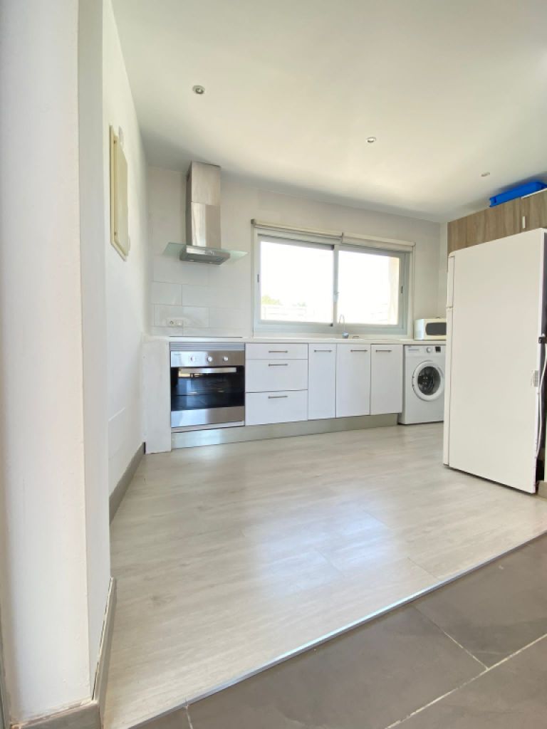 Moderne Doppelhaushälfte mit privatem Pool und Meerblick in Cala Mandia