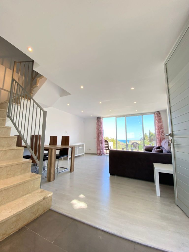 Moderne Doppelhaushälfte mit privatem Pool und Meerblick in Cala Mandia