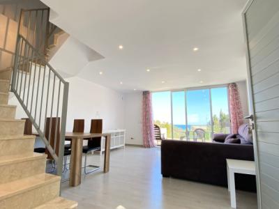 Moderne Doppelhaushälfte mit privatem Pool und Meerblick in Cala Mandia