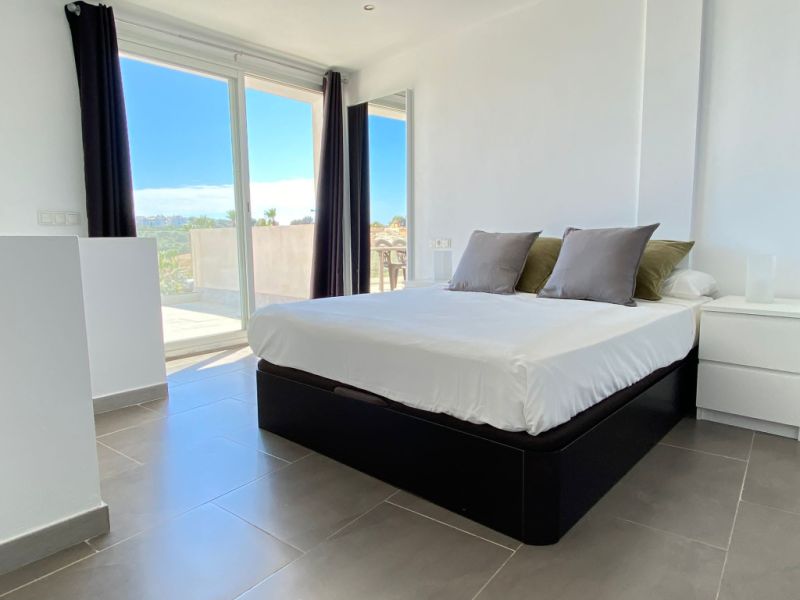 Moderne Doppelhaushälfte mit privatem Pool und Meerblick in Cala Mandia