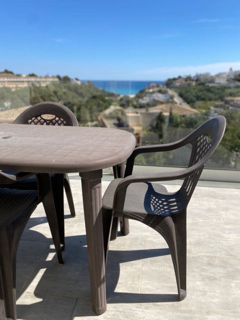 Moderne Doppelhaushälfte mit privatem Pool und Meerblick in Cala Mandia